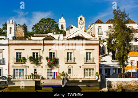 Häuser entlang der Ufer des Fluss Gilao in Tavira, Algarve, Portugal Stockfoto