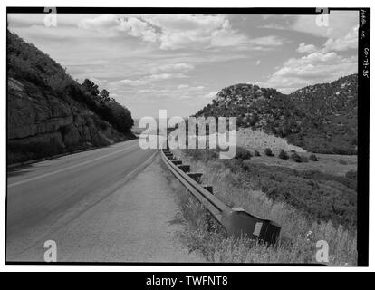 PRATER GRAD BLICK AUF STRASSE, gegenüber der NW. Hinweis VERWITTERUNG STAHL, SCHIENE UND STRASSE SCHNITT IN ABSTAND. MONTEZUMA VALLEY ÜBERSEHEN, IST NUR VON WEIT ENTFERNTEN STRASSE SCHNITT NACH RECHTS. - Mesa Verde National Park Haupteingang Straße, Cortez, Montezuma County, CO Stockfoto