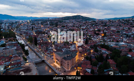 Stadtbild bei Sonnenuntergang, Sarajevo, Bosnien und Herzegowina Stockfoto