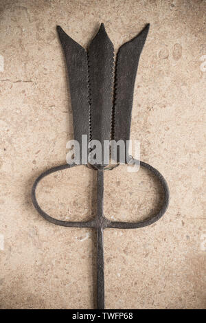 Eine alte Metall Aal Speer, einmal für die Erfassung der Aale verwendet wurde. Dies ist möglicherweise eine Dänische. Den Speer würde auf einer langen Stange platziert werden und Schub in Stockfoto
