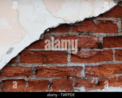 Verfallende von Erosion bemoosten Red brick wall mit Resten von Gips der Gebäude aus dem 18. Jahrhundert Stockfoto