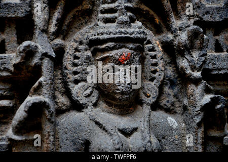 Schön geschnitzte Götzen an der Innenwand des Bhuleshwar Tempel, Yawat, Maharashtra, Indien Stockfoto