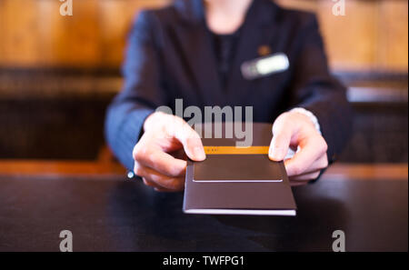 Hand mit Kreditkarte Stockfoto