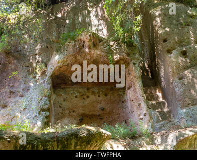 SOVANA, Toskana, Italien - 16. JUNI 2019 - Alte Gruft bleibt in vulkanischen Tuff Rock bei der etruskischen Nekropole von Sovana in der Maremma, Italien geschnitzt. Stockfoto