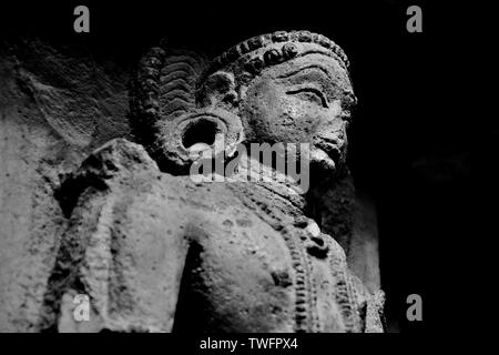 Schön geschnitzte Götzen an der Innenwand des Bhuleshwar Tempel, Yawat, Maharashtra, Indien Stockfoto