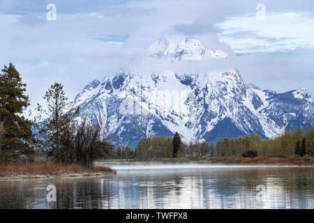 Sonnenaufgang über Mount Moran, Snake River im Vordergrund. Stockfoto