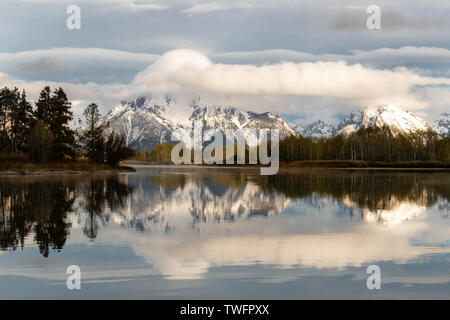 Sonnenaufgang über Mount Moran, Snake River im Vordergrund. Stockfoto