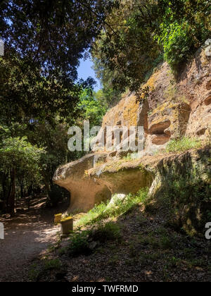 SOVANA, Toskana, Italien - 16. JUNI 2019 - Alte Gruft bleibt in vulkanischen Tuff Rock bei der etruskischen Nekropole von Sovana in der Maremma, Italien geschnitzt. Stockfoto