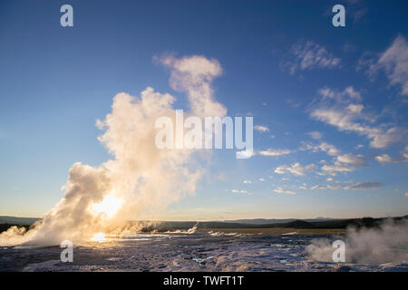 Sonnenuntergang hinter Clepsydra Geysir, ein Brunnen Gruppe Geyser, Yellowstone National Park Stockfoto