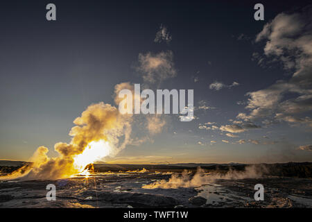 Sonnenuntergang hinter Clepsydra Geysir, ein Brunnen Gruppe Geyser, Yellowstone National Park Stockfoto