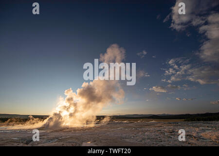 Sonnenuntergang hinter Clepsydra Geysir, ein Brunnen Gruppe Geyser, Yellowstone National Park Stockfoto