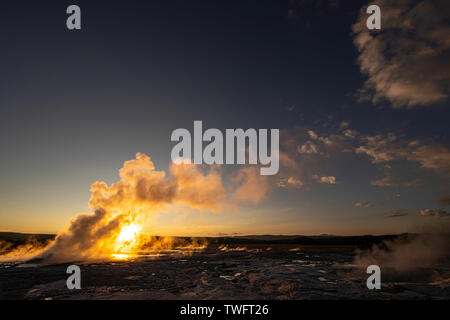 Sonnenuntergang hinter Clepsydra Geysir, ein Brunnen Gruppe Geyser, Yellowstone National Park Stockfoto