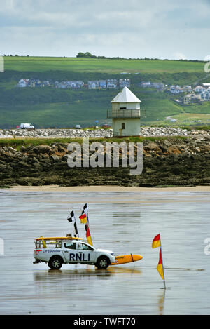 RNLI Rettungsschwimmer Fahrzeug abgebildet auf einer menschenleeren Coney Strand, Porthcawl, South Wales. Stockfoto
