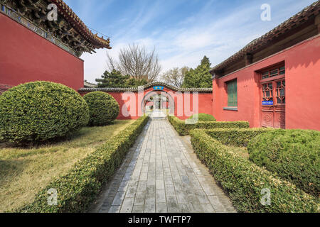 Die Rote Wand Moon Gate in der Dai Tempel Stockfoto
