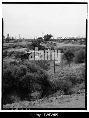 Pumpe graben Einlass zum Teich, nach Osten. SOUTHERN PACIFIC RAILROAD BRIDGE IM HINTERGRUND. - Crosscut Dampfanlage, indische Schlaufe Teich und Pumpe Graben, Nordseite Salt River in der Nähe von Mill Avenue und Washington Street, Tempe, Maricopa County, AZ Stockfoto