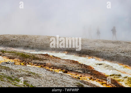 Wasser läuft Excelsior geyser Krater in den Firehole River Stockfoto