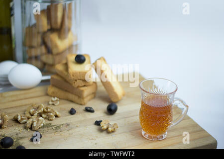 Arabische Lebensmittel und Getränke, Kaffee, schwarzen Oliven, Trockenfrüchte, Nüsse kochen Serie 12 Stockfoto