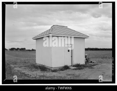 Pumpenhaus 3 auf UNBEBAUTEN TEIL DES FRIEDHOFS, FRONT- UND NORDSEITE ELEVATION. Blick nach Südosten. - Fort Lyon National Cemetery,15700 Country Road HH, Las Animas, verbogene County, CO Stockfoto