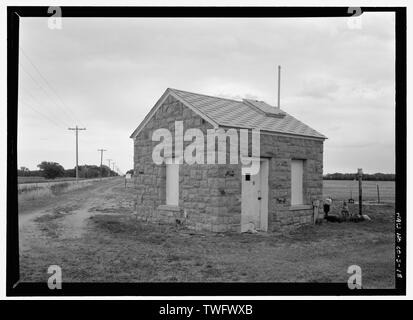 Pumpenhaus 2 auf UNBEBAUTEN TEIL DES FRIEDHOFS, FRONT- UND NORDSEITE ELEVATION. Blick nach Südosten. - Fort Lyon National Cemetery,15700 Country Road HH, Las Animas, verbogene County, CO Stockfoto