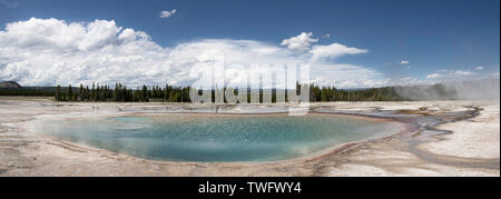 Panorama der türkisfarbenen Pool, in der Nähe von Grand Prismatic Spring, Yellowstone, USA Stockfoto