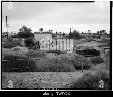 PUMPHOUSE mit Teich im Vordergrund, bei denen die Einlass- STRUKTUR AUF DER RECHTEN SEITE. Blick nach Osten. - Crosscut Dampfanlage, indische Schlaufe Teich und Pumpe Graben, Nordseite Salt River in der Nähe von Mill Avenue und Washington Street, Tempe, Maricopa County, AZ Stockfoto