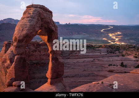 Zarte Arch bei Dämmerung, Arches National Park, Utah, United States Stockfoto