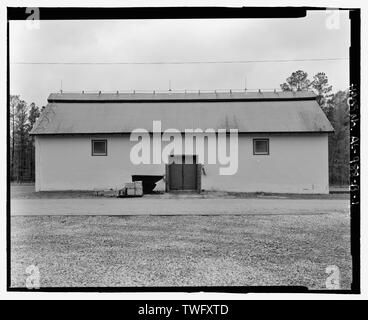 Planare Ansicht von vorne (Ost) Seite, Blick nach Westen Westside mit Scale-Fort McClellan Munition Lagerbereich, Gebäude Nr. 4404, Second Avenue (Magazin), Anniston, Calhoun County, AL Stockfoto