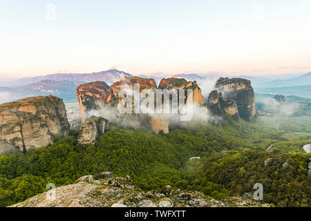 Meteora, Griechenland. Sonnenaufgang am byzantinischen Klöster in den Felsen von Meteora in Kalampáka Stockfoto