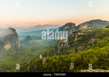 Meteora, Griechenland. Sonnenaufgang am byzantinischen Klöster in den Felsen von Meteora in Kalampáka Stockfoto