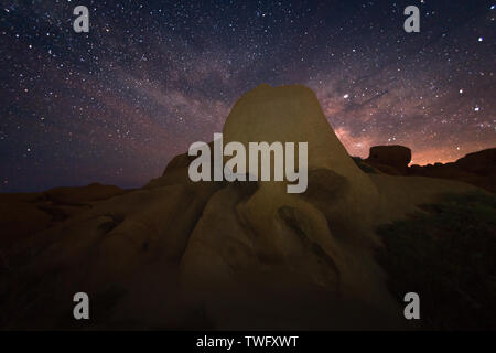 Skull Rock und die Milchstraße, Joshua Tree National Park, Kalifornien, USA Stockfoto
