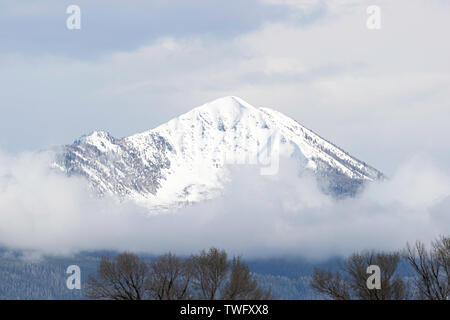 Grand Teton Mountain Peak über die inversionsschicht von Nebel, Grand Tetons, Grand Teton National Park, Wyoming, USA Stockfoto