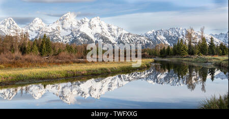 Panoramablick auf den Grand Teton Bergkette mit Snake River von schwabacher Landung. Wyoming, USA Stockfoto