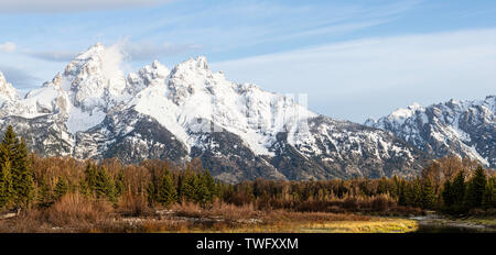 Panoramablick auf den Grand Teton Bergkette, Grand Teton National Park, Wyoming, USA Stockfoto