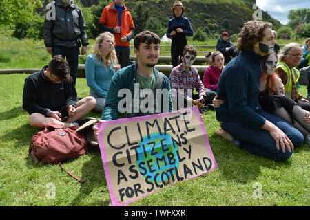 Edinburgh, Großbritannien. Juni, 2019 20. Aussterben Rebellion Protest außerhalb des Schottischen Parlaments. Credit: Colin Fisher/Alamy leben Nachrichten Stockfoto