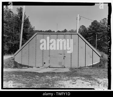 Planare Ansicht von vorne (West) Seite, Blick nach Osten Nordosten, mit Scale-Fort McClellan Munition Lagerbereich, Gebäude Nr. 4414, Second Avenue (Magazin), Anniston, Calhoun County, AL Stockfoto