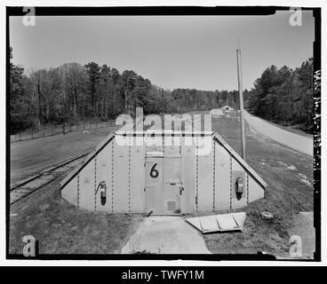 Planare Ansicht von vorne (Südwesten) Seite, Blick nach Nordosten, mit Scale-Fort McClellan Munition Lagerbereich, Gebäude Nr. 4408, Second Avenue (Magazin), Anniston, Calhoun County, AL Stockfoto