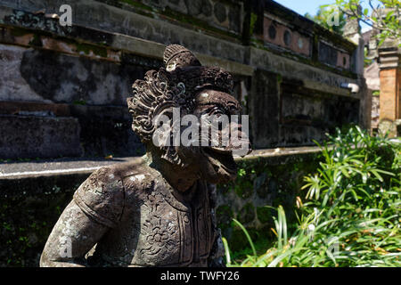 Bedogol, die Balinesische gate guardian Statue auf Wohnungen in Ubud, Bali, Indonesien Stockfoto