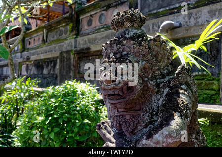 Bedogol, die Balinesische gate guardian Statue auf Wohnungen in Ubud, Bali, Indonesien Stockfoto