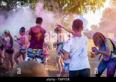 Krasnodon, Ukraine - 16. Juni 2019: Gruppe von einem jungen Menschen Farben werfen am Indian Holi Festival der Farben. Eltern mit Kindern Spaß haben Stockfoto