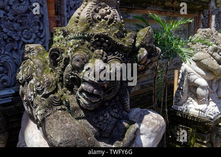 Bedogol, die Balinesische gate guardian Statue auf Wohnungen in Ubud, Bali, Indonesien Stockfoto