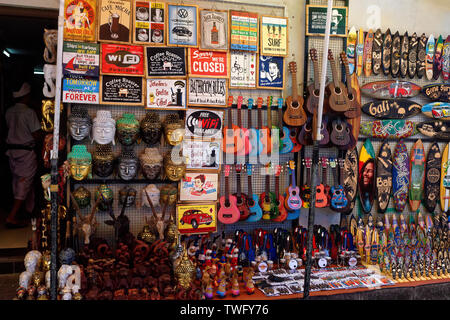 Souvenirs und Zeichen auf den Verkauf in den großen Markt, Ubud, Bali, Indonesien Stockfoto