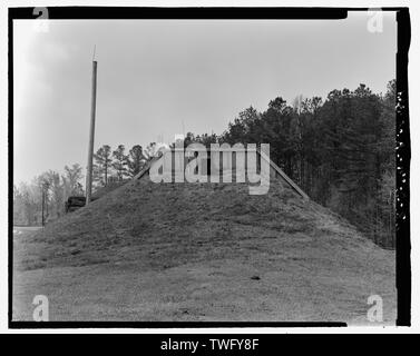 Planare Ansicht des hinteren (Nordosten) Seite, Blick nach Südwesten, mit Scale-Fort McClellan Munition Lagerbereich, Gebäude Nr. 4408, Second Avenue (Magazin), Anniston, Calhoun County, AL Stockfoto