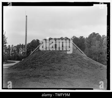 Planare Ansicht des hinteren (Nordosten) Seite, Blick nach Südwesten, mit Scale-Fort McClellan Munition Lagerbereich, Gebäude Nr. 4409, Second Avenue (Magazin), Anniston, Calhoun County, AL Stockfoto