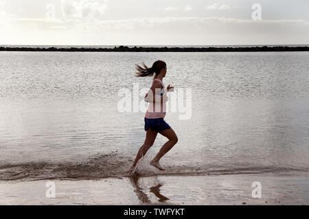 Frau laufen am Strand, Teneriffa, Kanarische Inseln, Spanien Stockfoto