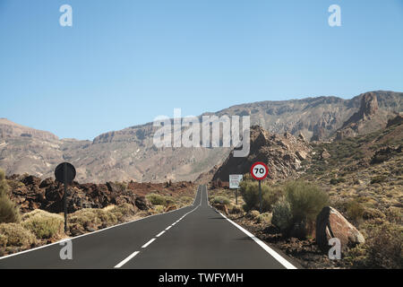Gerade Straße in die Berge, Teneriffa, Kanarische Inseln, Spanien Stockfoto