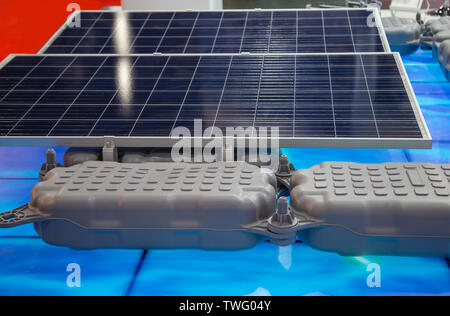 Floating Solarzellen zum Einbau in Solar Farm Stockfoto