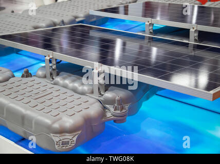 Floating Solarzellen zum Einbau in Solar Farm Stockfoto