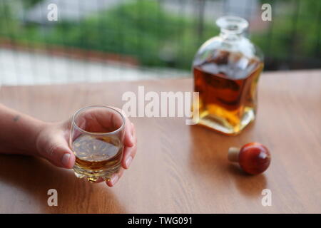 Ein Glas Brandy auf einem Holztisch Stockfoto