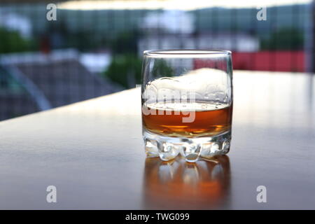 Ein Glas Brandy auf einem Holztisch Stockfoto