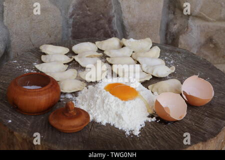 Zutaten für Quark Knödel auf hölzernen Tisch Stockfoto